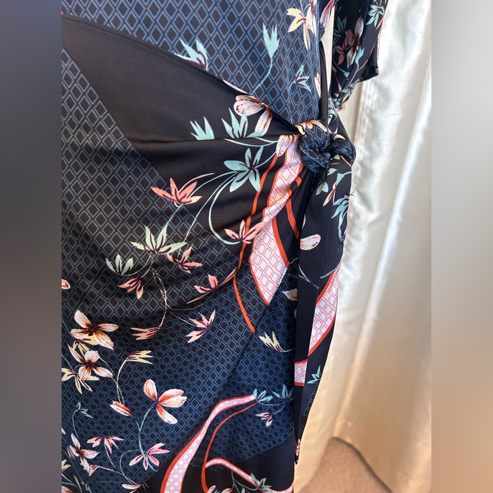 Maggy London Faux Wrap Dress Size 6 - Navy Flame Print Keyhole Detail - Picture 5 of 11